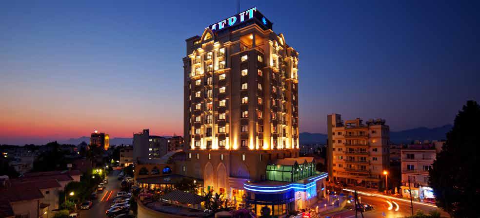 MERİT LEFKOŞA HOTEL & CASINO Merit Lefkoşa Hotel & Casino, Kuzey Kıbrıs Türk Cumhuriyeti başkenti Lefkoşa nın ilk 5 yıldızlı oteli ünvanına sahiptir.