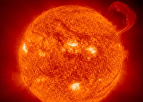 1.9.9. Güneş TDK (2012), Güneş i gezegenlere ışık ve ısıveren büyük gök cismi olarak tanımlamaktadır. Şekil 13 te görünen Güneş, Dünya ya en yakın yıldızdır (Dictionary of Astronomy, 1995: 222).