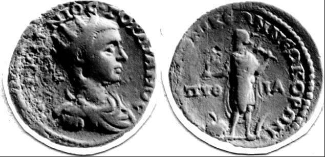 40 Katalog 39 Ö.Y. Maksimus Caeser. A.Y. Ayakta Kabeiros, sol elinde çekiç, sağ elinde rhyton tutmaktadır.