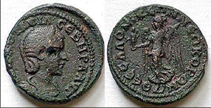 49 Ö.Y. Gordianus III. A.Y. Sola doğru ilerlemekte olan Nike bir elinde Kabeiros, diğer elinde ise palmiye dalı taşımaktadır. Lejant Çapı: 26 mm. Ağırlık: 10 gr. Tarih: MS 225-244. I.Touratsoglou, Die Münzstatte von Thesalonike, s.