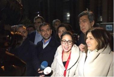 Gözaltına alınan CHP li hukukçu adli kontrol şartıyla serbest kaldı Attığı tweet ler nedeniyle halkı kin ve düşmanlığa tahrik ten gözaltına alınan Cumhuriyet Halk Partisi (CHP) Parti Meclisi (PM)