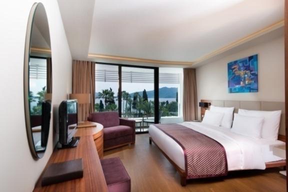 ODA & SUITLER D-Resort Grand Azur Marmaris, herbiri ferah ve lüks olarak tasarlanmış Standart oda, suit, Kral suit ve Grand suit olmak üzere, toplamda 324 odaya sahiptir.