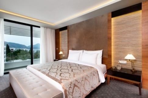 En az 2, en fazla 4 misafir konaklama; çift kişilik yatak. Ekstra yatak (katlanabilir) Suit Özellikleri Kral Suit 116m² dir aralarında kapı bulunan yatak odası ve oturma odasından oluşmaktadır.