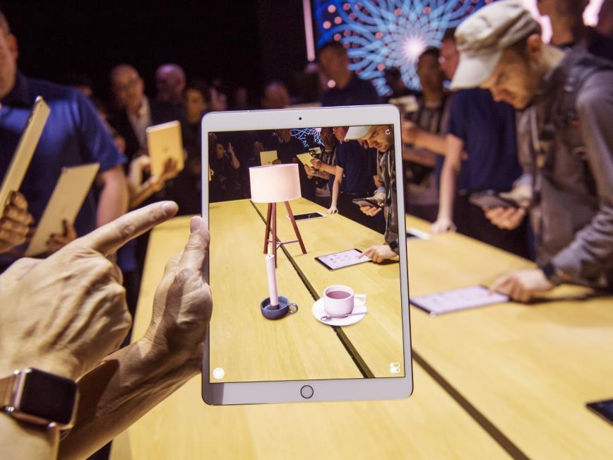 APPLE İLE ARTIRILMIŞ GERÇEKLİĞİN ÖTESİ INNOVATION Apple'ın yeni geliştirilmiş gerçeklik platformu olan ARKit'ten bizi farklı deneyimlere sürükleyecek.