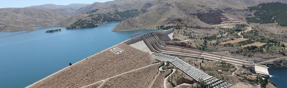 Dolgu Barajlar Dolgu barajlarda gövdenin belli bir kısmı betondan da yapılabilmektedir. Fırat Nehri üzerinde 207 m yüksekliği ile Türkiye nin en yüksek kaya dolgu barajı olan Keban barajı. Lk=1.