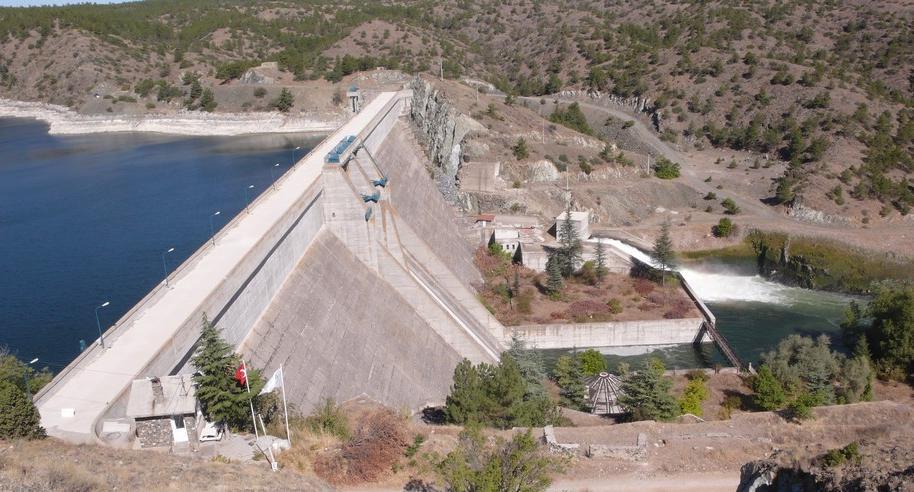 Ağırlık Barajları Ağırlık Barajlarında Biçim: Ağırlık barajları, temele oturan beton kitlesine etkiyen su basıncı ve diğer kuvvetleri kendi ağırlığı ile karşılarlar. Tipik enkesidi aşağıdaki gibidir.