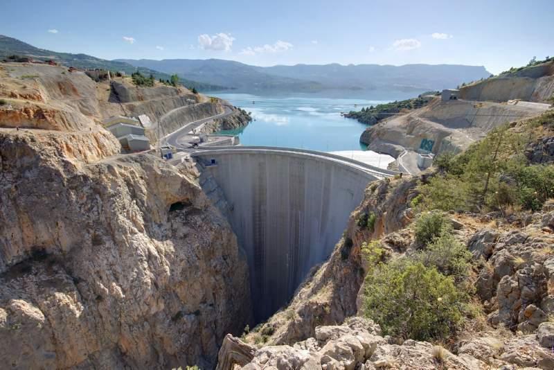 Kemer Barajlar Karaman/Ermenek te Göksu Çayı üzerinde, enerji üretmek amacıyla çift eğrilikli ince kemer beton tipinde inşa