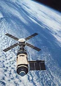 14 Mayıs 1973 te fırlatılan Amerikan Uzay Laboratuarı Skylab I, yörüngede bulunduğu 6 yılın sonunda 11 Temmuz 1979 da atmosfere girmesi sonucu Hint Okyanusu üzerinden çöle yaptığı düşüşle Dünya ya