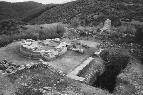 Res. 5 Yuvarlak tapınak Fig. 5 Round temple KAZI RAPORLARI mimari bağ içinde bulunması macellum konusunu destekleyen özelliklerdir.