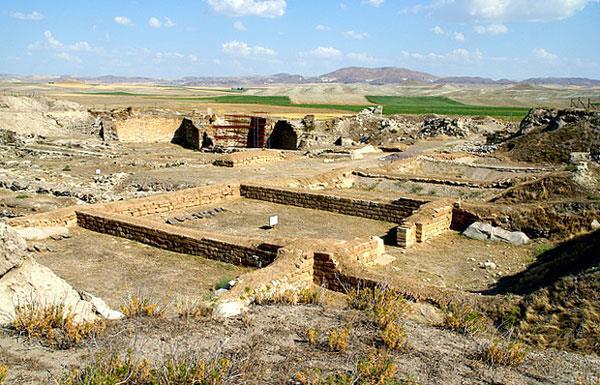 Gordion; Frigyanın Kalbi Frig Krallığı nın başkenti Gordion un kalıntıları Ankara-Eskişehir karayolu ve Sakarya ile Porsuk nehirlerinin birleştiği yerin yakınında Polatlı nın kuzeybatısında