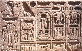 Resim 1.6: Mısır Hiyeroglif Yazısı Cebirde, Aha hesabı adı ile verilen bir yöntem geliştirmişlerdi. Bu günkü, denemeyanlışlama yoluyla çözüm yöntemine benzeyen bir yöntemdi.
