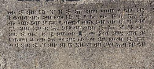 Resim 1.7: Hitit Uygarlığının Sembolu Sayılan Hitit Güneş Kursu Doğu Anadolu da Van Gölü çevresinde kurulan ve gelişen Urartu uygarlığı çivi ve resim yazılarını kullanmışlardır.