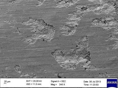 88 Resim 6.5 de % 8 uçucu kül takviyeli fren balata malzemesinin aşınma deneyi sonrası aşınma yüzeyinin SEM görüntüsü görülmektedir.