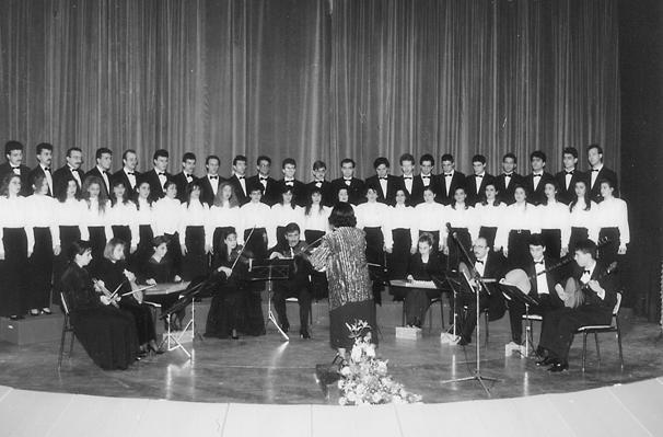 Üniversite Korosu Ercüment BERKER tarafından 1942 ile 1943 yıllarında, Hukuk Fakültesi nin ikinci sınıfına devam ederken, Üniversite Talebe Birliği ne bağlı olarak Üniversite Korosu nu kurulmuştur.