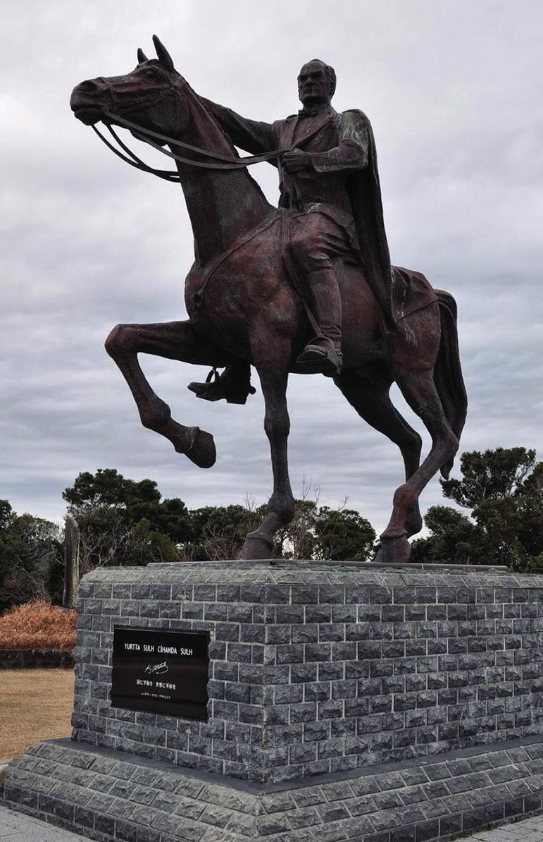 Japonya Kushimata, Atatürk heykeli at üzerinde, sırtında pelerini, eli ile ufku göstermektedir.