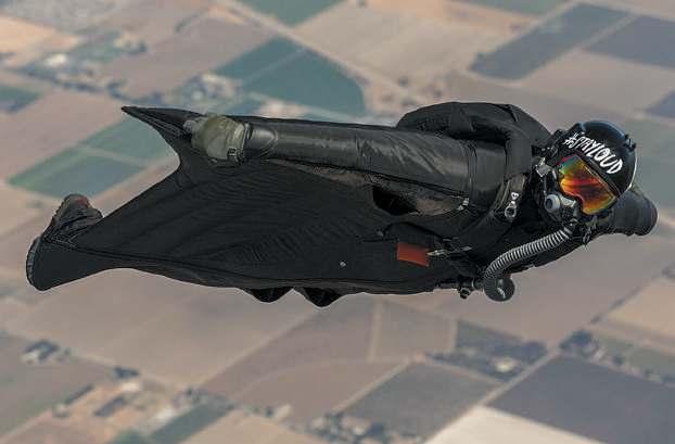 Wingsuit Leonardo Da Vinci nin tarihte ilk kez taslaklarını hazırladığı ancak gerçeğe dönüştüremediği paraşütler... Hazerfan Ahmet Çelebi nin kanatlarıyla Galata Kulesi nden Üsküdar a uçuşu.