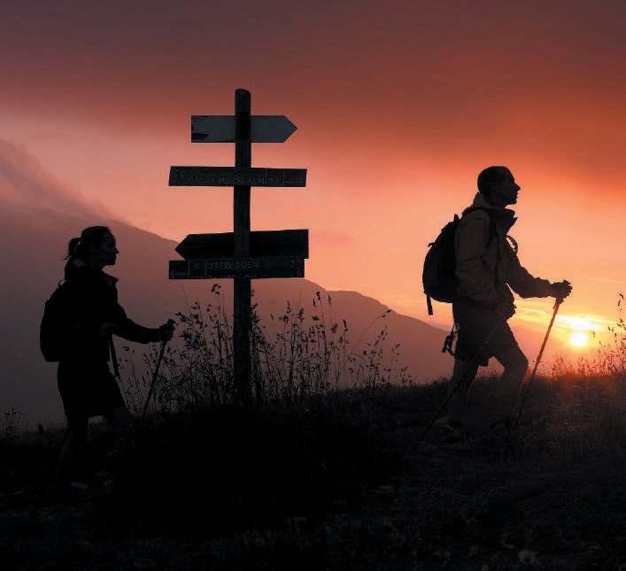 Trekking Trekking; doğada, genelde gruplar halinde yapılan, bir noktadan diğer bir noktaya varmak amaçlı, hafif tempolu sportif doğa yürüyüşlerdir.