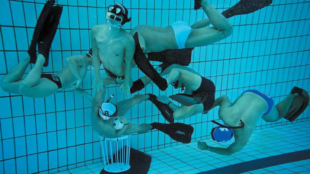 Sualtı Rabgisi Almanya nın Köln şehrindeki bir dalış kulübü sporcularının, kondisyonlarını artırmak amacıyla buldukları bu oyunda, topu tuzlu suyla doldurarak dibe batıran ve Sualtı Rugbi si adını