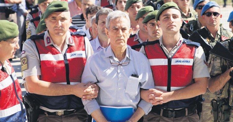 İşte ihanet yıllığı Hava Harp Okulu nun 2006 yıllığı 15 Temmuz gecesi bomba yağdıran pilotlarla dolu. 16 hain yüzbaşı eğitimlerini Akın Öztürk ün komutan olduğu Çiğli 2. Ana Jet Üssü nde tamamladı.