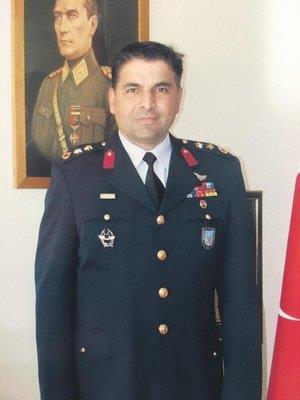 DARBECİLERE TANKER UÇAKLA YAKIT İKMALİ YAPTIRDI 15 Temmuz darbe girişimi sonrasında tutuklanan Bekir Ercan Van, "R" leri söyleyememesine rağmen, "askeri öğrenci olur" raporu alınarak 1985'te orduya