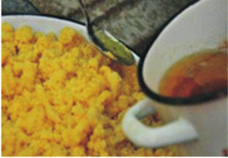 POLENTA Preparation and cook time:30 minutes Ingredients: 1l water 500 gr yellow or white cornmeal 2 teaspoons salt 3 tablespoons butter Foto: Shehida Miftari Preparation: Bring 1L of water to a boil