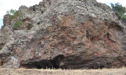 Ayvacık İlçesindeki araştırmalarda Küçükkuyu (Resim 9), Yılanlı (Resim 10) ve Fatma Kayası mevkiindeki bir kısmı toprak ve taşlarla doldurulmuş