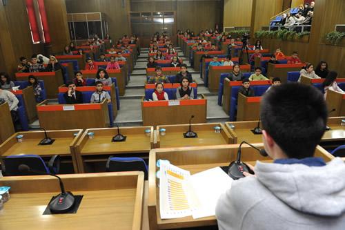 Projenin Kapsamı: Eğitim veya çalışma hayatında bulunan gençleri ilçe ile ilgili demokratik hayatın içine dahil etmek ve onların yenilikçi görüşlerinden faydalanmak üzere en çok 40 kişinin lise ve