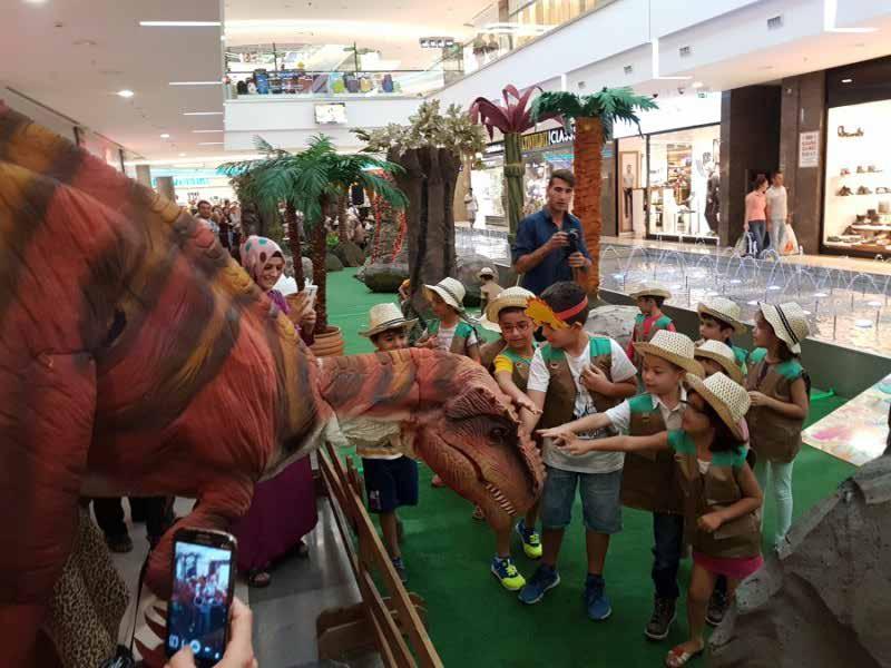 prodüksiyon DİNAZOR EĞLENCESİ! DİNO MANİA Küçükler Dino Mania ile milyonlarca yıl öncesinin canlılarıyla tanışıyor!