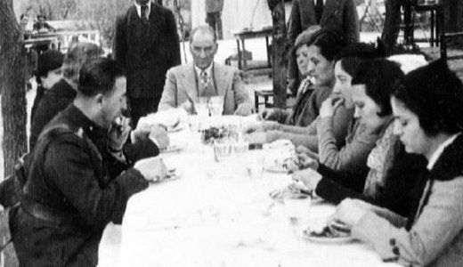 M. Kemal başörtüsünü nasıl çıkarttırıyordu? 17 Ağustos 1928'de Istanbul'da bulunan M. Kemal, Moda'daki deniz yarışlarını seyretmişti. M. Kemal daha sonra Kalamış'da Belvü bahçesindeki baloya katılmıştı.