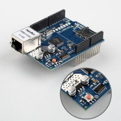 Shield üzerindeki standart RJ45 ethernet soketine ethernet kablosunu bağlayarak, Arduino ethernet kütüphanesi ile hızlı bir şekilde Arduino'yu internete bağlayabilirsiniz.