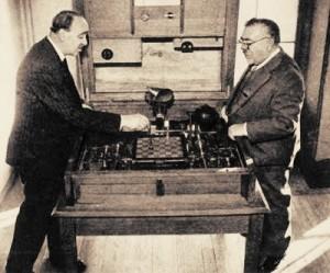 Leonardo Torres Quevedo 1903 yılında, Telekino adlı tasarımını Paris Bilim Akademisi nde bir gösteri ile tanıttı. Bunun üzerine Fransa, İspanya, Birleşik Krallık ve ABD bu cihazın patentini aldı.