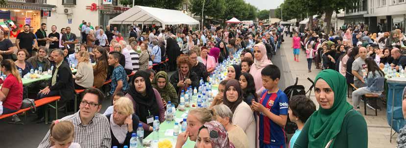 Açık havada cadde üzerinde hep birlikte iftar sofrası kurmaya karar verildiğini, cadde sakinleri ve esnaf dostlarımızla bereket ve rahmet ayı olan Ramazanda bu güzel sofrada bir arada olmak