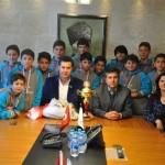 Küçük Erkekler Basketbol Takımı nın sporcuları Bodrum Belediye Başkanı Mehmet Kocadon u ziyaret ederek başarılarını paylaştı.