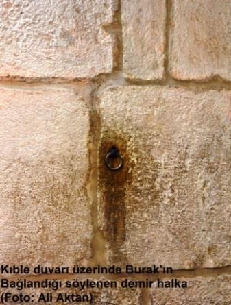 Eskiden Kıble Mescidi nin bir kısmı bu koridorları oluşturan kemerlerin üzerinde durmakta idi. Mescidin banisi Abdülmelik b. Mervan tarafından yaptırılmış olduğu tahmin edilmektedir.