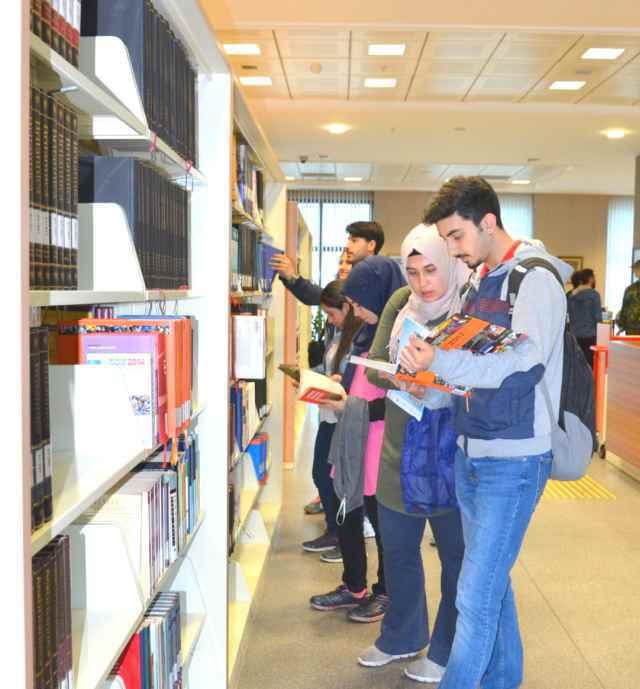 Kütüphane ziyaretinin ardından Türkiye Cumhuriyeti nin kurucuu Gazi Mutafa Kemal Atatürk ün kabrinin yer aldığı Anıtkabir i ziyaret eden öğrenciler, Gazi Mutafa Kemal e ait olan şahi eşyaları ve