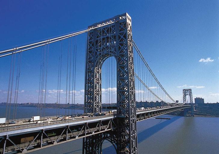 Bu köprünün denizden yüksekliği 64 metre, ayakların