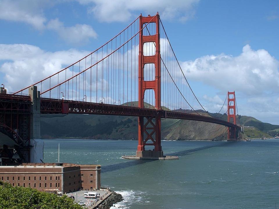 1937 yılında ise Amerika da ana açıklığı 1280 metre olan Golden Gates Asma Köprüsü inşa edilmiş olup (Şekil 2.