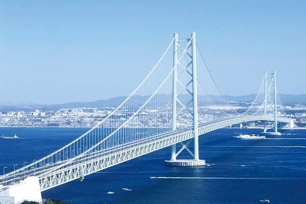 Şekil 2. 13 Akashi Boğazi asma köprüsü Endüstriyel ve teknolojik gelişmelerden dolayı Japonya asma köprülerinin de kendine mahsus tasarım özellikleri vardır [50].