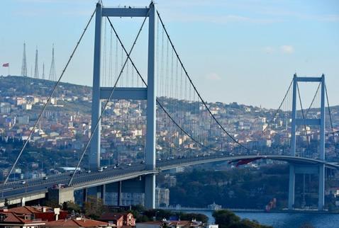 açıklıkların uzunlukları Boğaziçi Köprüsü nde 1074 metre (Şekil 2. 14) [55], Fatih Sultan Mehmet Köprüsü nde 1090 metredir (Şekil 2. 15) [56].