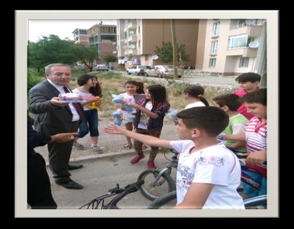 Çocuklara Oyuncak Dağıtımı Belediye Başkanımızı ziyarete gelen çocuklara, Başkanımızın