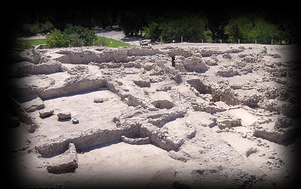 Dönemin yapı özelliği olan taş temel üzerine kerpiç duvarlı kare yapılar mevcuttur.