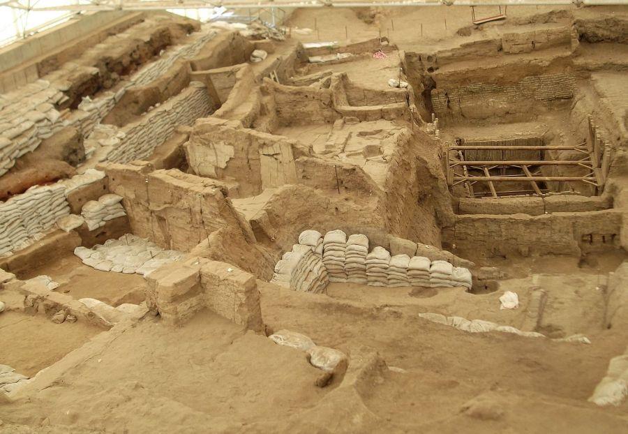 ÇATALHÖYÜK: Konya şehrinin 52 km güneydoğusunda, Konya Ovası na hakim buğdaylık