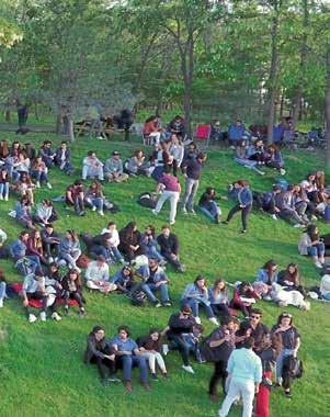 Başkent Üniversitesi öğrencileri çardaklarda kurulan panayırda çeşitli etkinliklere katılarak eğlenceli anlar yaşadı. Gençler, spor etkinlikleri kapsamında da birçok dalda yeteneklerini sergilediler.