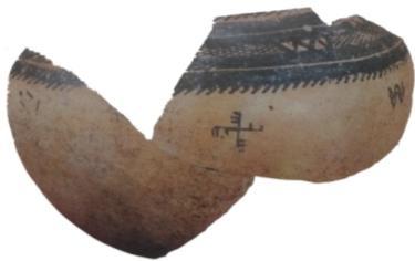 Höyüğün 7.tabakasında ele geçirilen ve İTÇ IIIA ya tarihlendirilen boya bezemeli çömlek parçası üzerinde Gamalı Haç (Swastika) motifine rastlanmıştır (Darga, 2000:143-144).