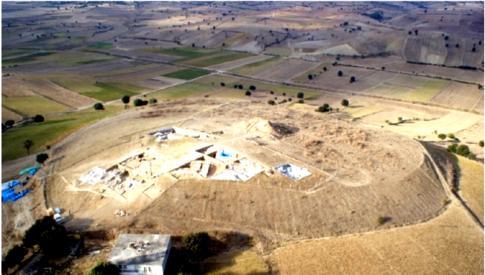 2.1.8.2.Oymaağaç Höyük Samsun ilinin Vezirköprü ilçesinde Vezirköprü Ovası nın 7 km kuzeyinde yer almaktadır. Höyük, yaklaşık 200x190 m boyutlarındadır (Czıchon ve Yılmaz, 2014:339). (Res.65).