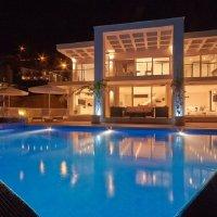 Zeytin Kaya Villa Özet Villa Zeytin Kaya is a distinctively designed 4-bedroom villa close to beach club Açıklama Located in the