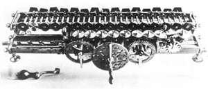 Bilgisayarın tarihçesi 1673 yılına gelindiğinde Alman Gottfried Wilhelm von Leibniz, Pascaline ı geliştirerek çarpma işlemi de yapabilen bir makine haline getirmiştir Leibniz 1820 yılında Fransız