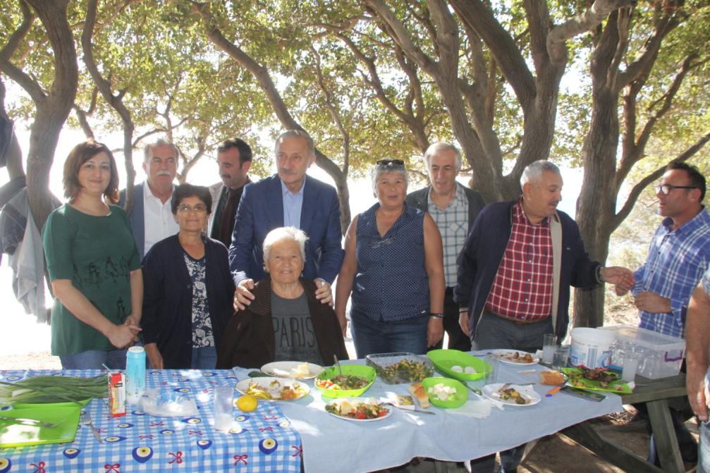 etti. CHP il yöneticileri CHP İlçe Başkanı Gökman Karataş, Didim CHP Kadın Kolaları Başkanı Figen Çakmakgil ve