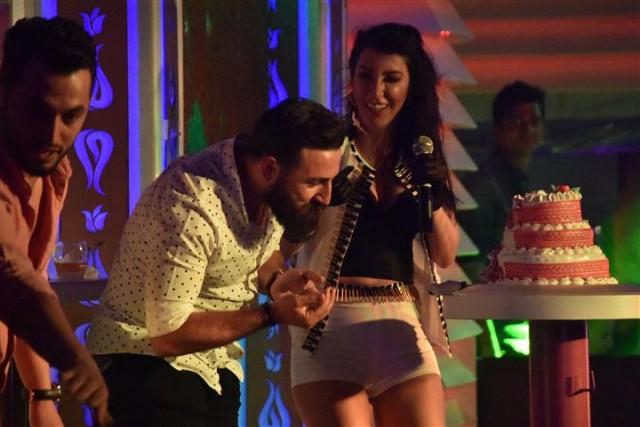 Özel bir organizasyon şirketi tarafından Bodrum un Gümbet Mahallesi ndeki bir gece kulübünde konser veren Yener ve oğlu, 19 mayıs için gelen tatilcilere keyifli bir gece yaşattı Geç