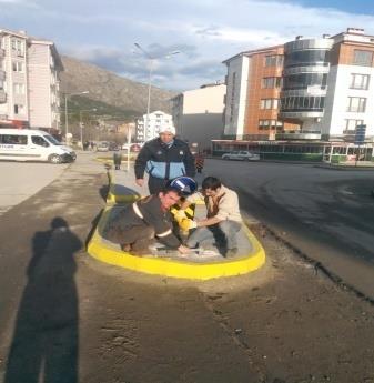 Muhsin Yazıcıoğlu Caddesi üzeri orta refuje 2 adet U dönüşü yasaktır levha, Yazıbağları